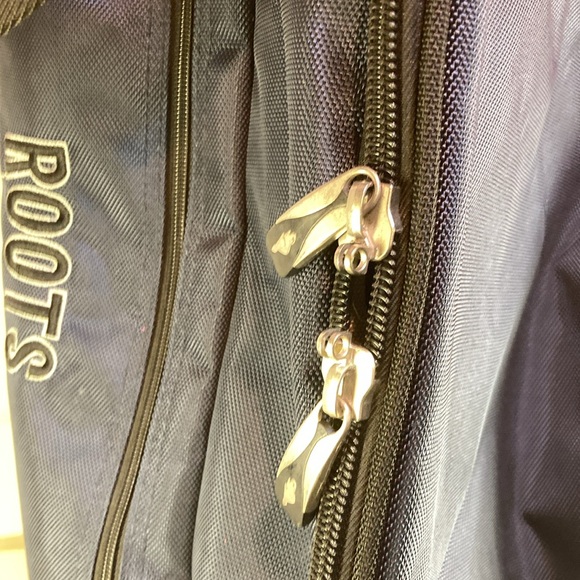 Roots luggage travel bag with wheels - Picture 4 of 8